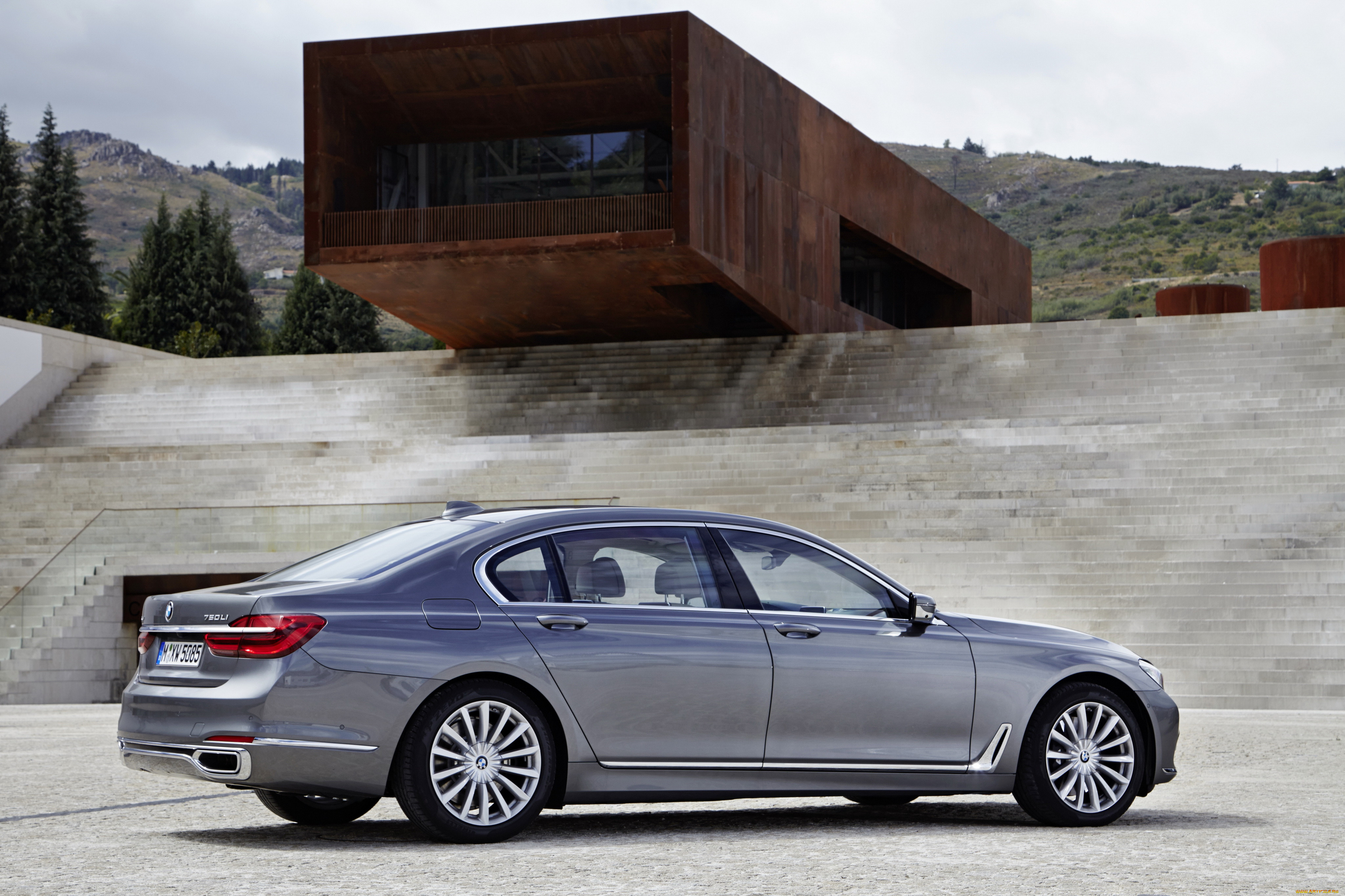 BMW 750li XDRIVE розовая